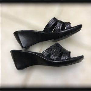 Nine West black slide wedges